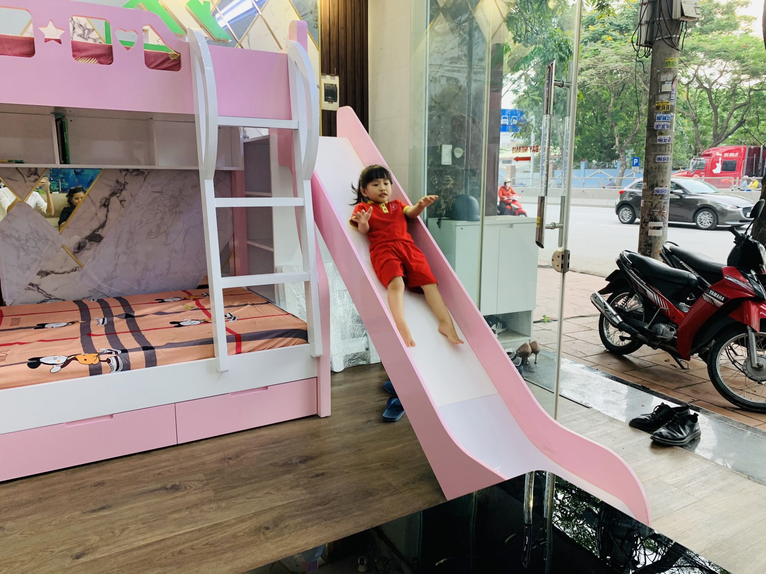 giường thiết kế thêm cầu trượt và cầu thang để trẻ vui chơi